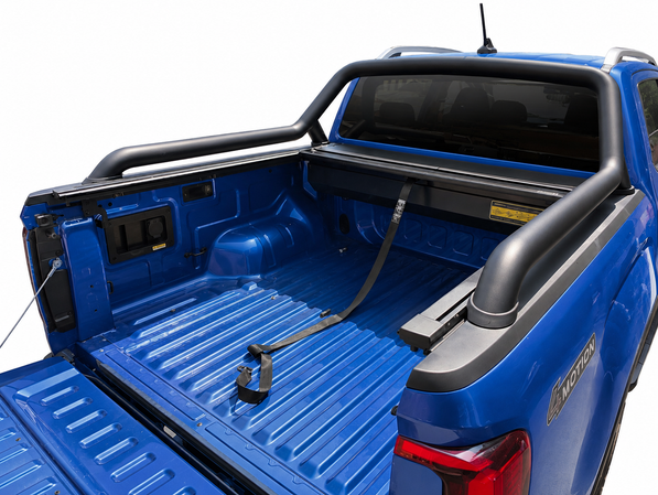 Volkswagen Amarok roller shutter with secure manual key locking